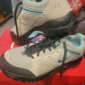 Nike Women's Beige and Black Athletic Shoes with Teal Accents